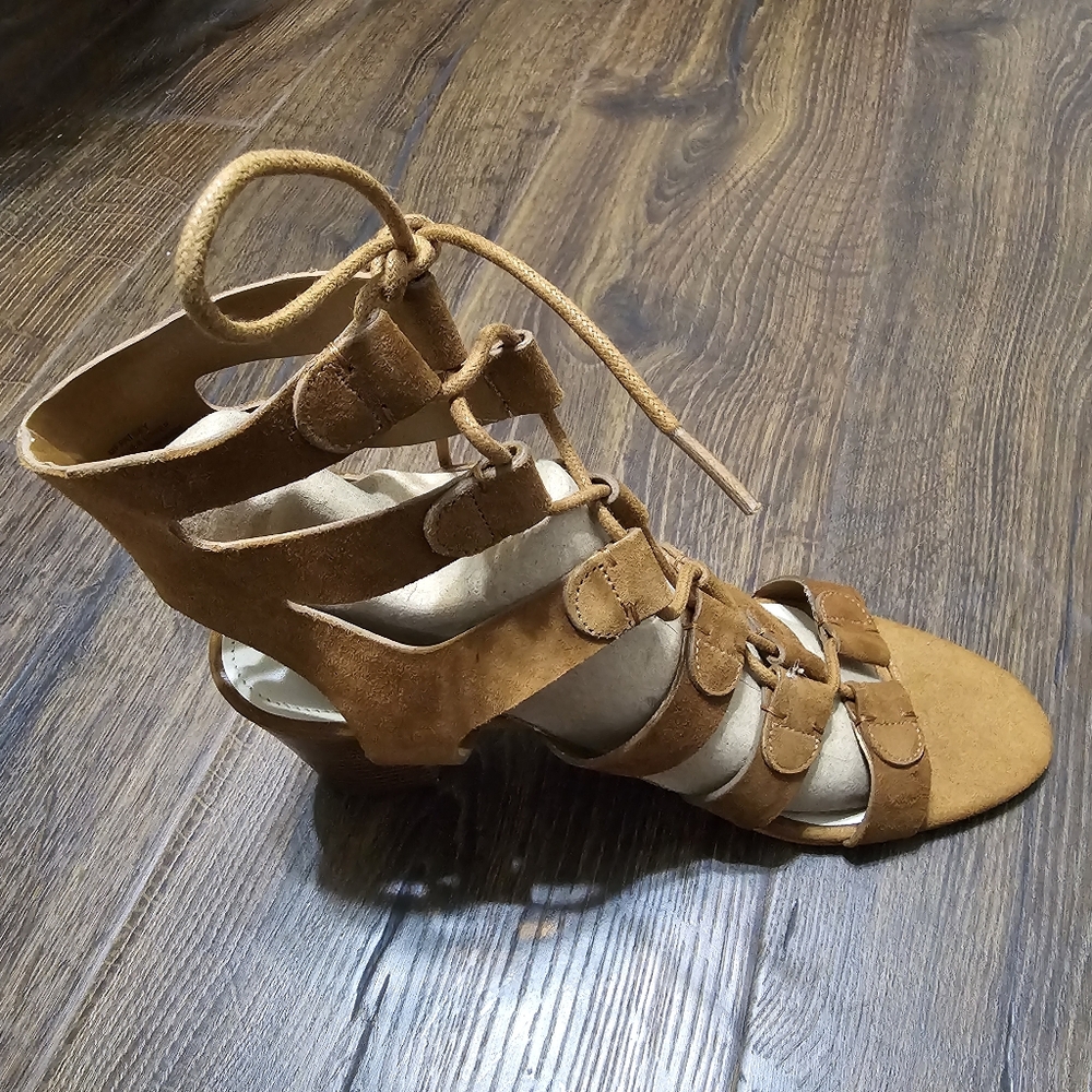 Marc Fisher Women's Gladiator Camel Leather Block Heel Lace-Up Sandals sz 9.5 - Picture 6 of 7